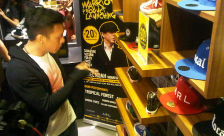 Ariel  Noah  Buka Butik Sepatu di Malang