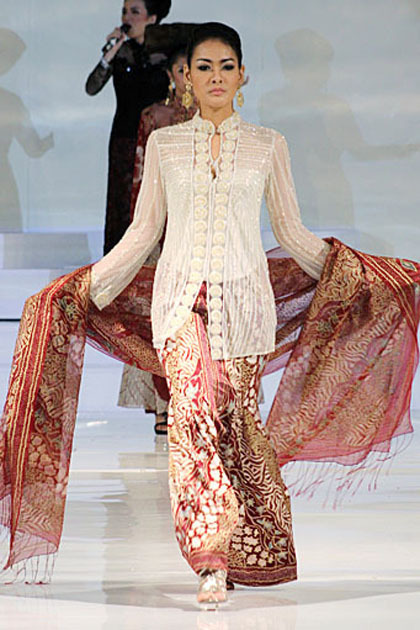 9 Desainer Indonesia dengan Koleksi Kebaya Pengantin yang Menginspirasi 5