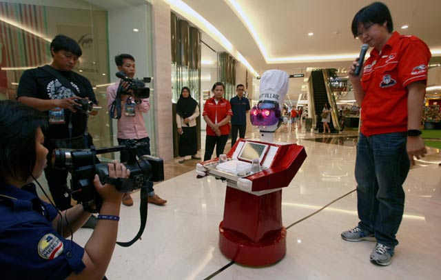 http://images.detik.com/content/2014/06/10/1146/6-Pameran-Robot.jpg