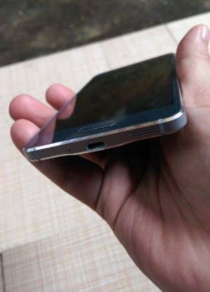 bocoran galaxy alpha (istimewa/@culeaks) http://images.detik.com/content/2014/08/07/317/galaxyalpha.jpg