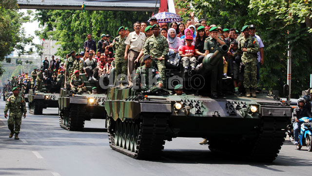 TNI Ajak Warga Naik Tank Leopard