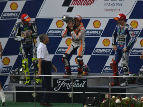 Marquez Juara, Penonton Teriaki Rossi