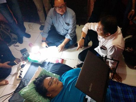 Rudiantara sambil lesehan mendengarkan cerita dari Samuel (lif/detikINET) http://images.detik.com/content/2014/11/06/398/sam.jpg