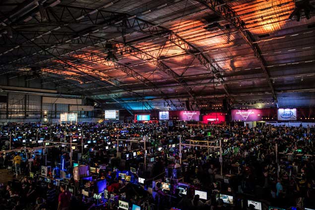 Gamer yang mengikuti Dreamhack untuk tahun 2014 ini jumlahnya naik signifikan dari yang sebelumnya sebanyak 17 ribuan gamer PC pada tahun 2013 lalu, menjadi 22 ribuan peserta. (istimewa/kotaku)
http://images.detik.com/content/2014/12/02/1146/dreamhack-gbr4.jpg