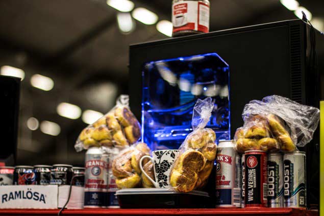 Saking tak relanya meninggalkan tempat duduknya, banyak gamer peserta Dreamhack sampai membawa konsumsi sendiri untuk menopang aktivitasnya. (istimewa/kotaku)
http://images.detik.com/content/2014/12/02/1146/dreamhack-gbr8.jpg