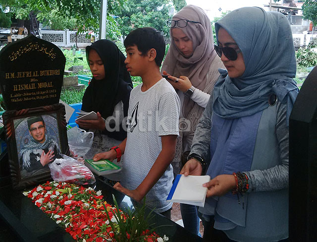 Pipik datang ditemani anak-anaknya.