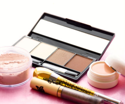 5 Fungsi Lain dari Concealer, Alas Lipstik Hingga Eyeshadow 5 Fungsi Lain dari Concealer, Alas Lipstik Hingga Eyeshadow