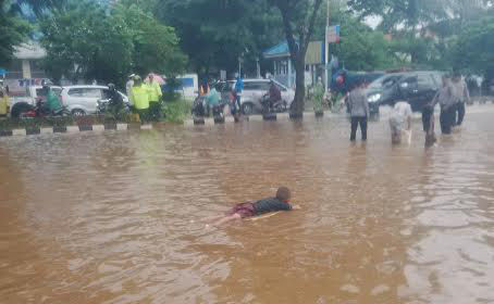 Saat Banjir dan Hujan Deras Jadi Arena Renang Anak-anak