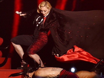 Insiden Madonna Jatuh di Brit Awards Jadi Meme-meme Kocak