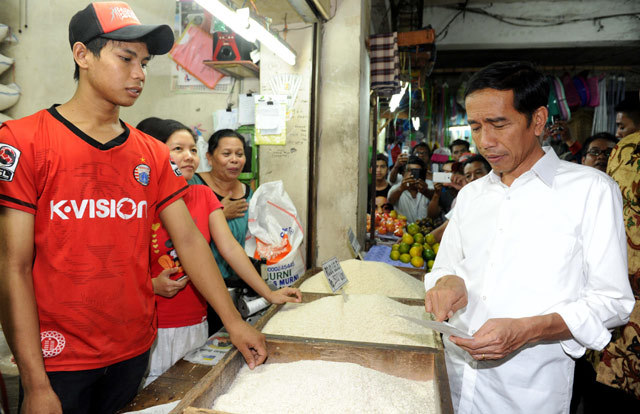 //images.detik.com/content/2015/03/02/4/jokowisidakberas1.jpg