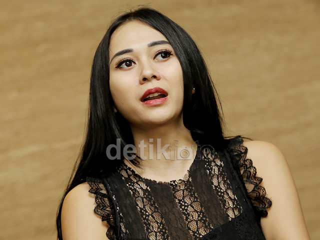 Sexy Black! Lekukan Tubuh Aura Kasih Dibalut Dress Renda