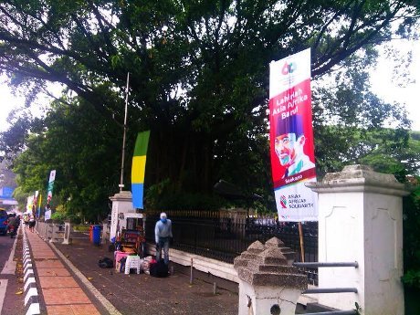 Spanduk Bergambar Soekarno dan Nelson Mandela Bertebaran di Bandung Spanduk Bergambar Soekarno dan Nelson Mandela Bertebaran di Bandung