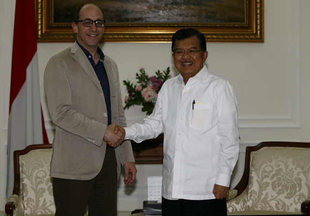 Sebelumnya, Costolo berharap dapat bertemu dengan Presiden Jokowi. Namun Jokowi tengah dalam rangkaian kunjungan negara sehingga akhirnya dialihkan bertemu dengan Jusuf Kalla.