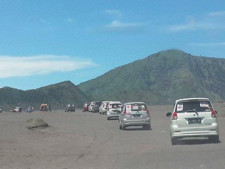 Konvoi Ratusan Ertiga di Bromo Pecahkan Rekor MURI Konvoi Ratusan Ertiga di Bromo Pecahkan Rekor MURI