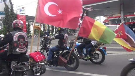 Bawa Bendera Peserta Peringatan KAA, Bikers Brotherhood Pawai Keliling Bandung