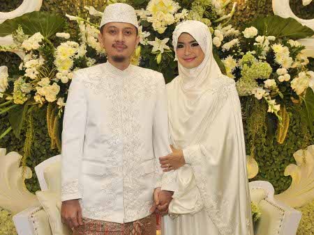 Yulia dan Alzipco Resmi Nikah, Ustad yang Menjodohkan Keduanya Menangis http://images.detik.com/content/2015/04/18/230/160734_yudaelm.jpg