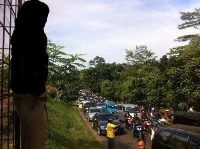 Warga Tonton Pria Gantung Diri, Lalin dari Depok ke Lenteng Agung Macet Warga Tonton Pria Gantung Diri, Lalin dari Depok ke Lenteng Agung Macet