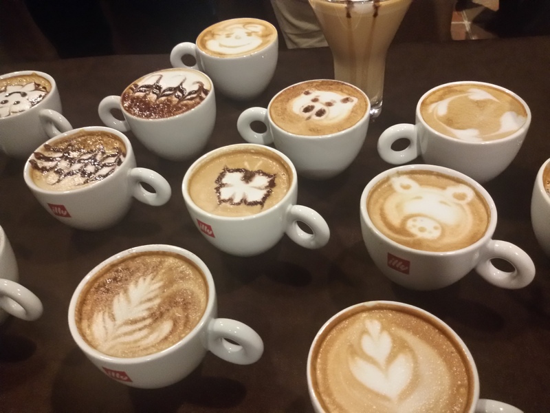 Inilah deretan latte art yang dibuat oleh Eduardo Vastolo dengan susu panas dan sentuhan pasta coklat yang cantik.