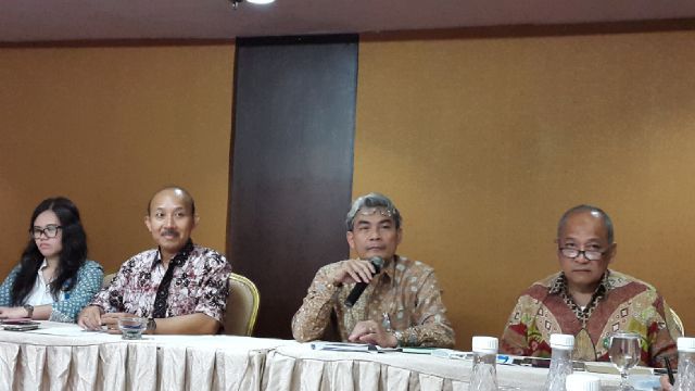 Pemerintah Tahan Harga Bensin Premium Rp 7.300/Liter Hingga Juni Pemerintah Tahan Harga Bensin Premium Rp 7.300/Liter Hingga Juni