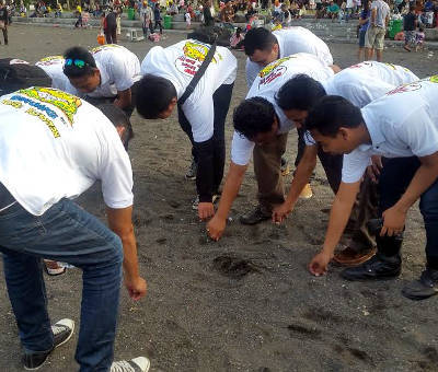 Peringati Hari Tanpa Tembakau, Warga Punguti Puntung Rokok di Pantai Boom Peringati Hari Tanpa Tembakau, Warga Punguti Puntung Rokok di Pantai Boom