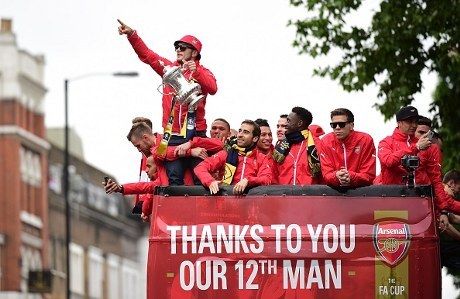 Olok-olok Spurs dalam Parade Juara Piala FA, Wilshere Minta Maaf