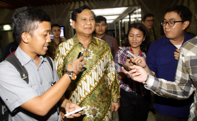 Menggunakan batik lengan panjang, Prabowo mengatakan, dirinya memberikan saran, konsep, dan dukungan kepada Rini. Menurut Prabowo, Rini menerima masukan darinya dengan baik.