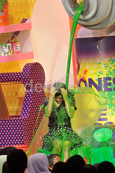 Syahrini diguyur lendir berwarna hijau di acara Nickelodeon Kids' Choice Awards yang digelar di Pondok Gede, Jakarta Timur, Rabu (10/6/2015) malam. Pool/Noel/detikFoto.