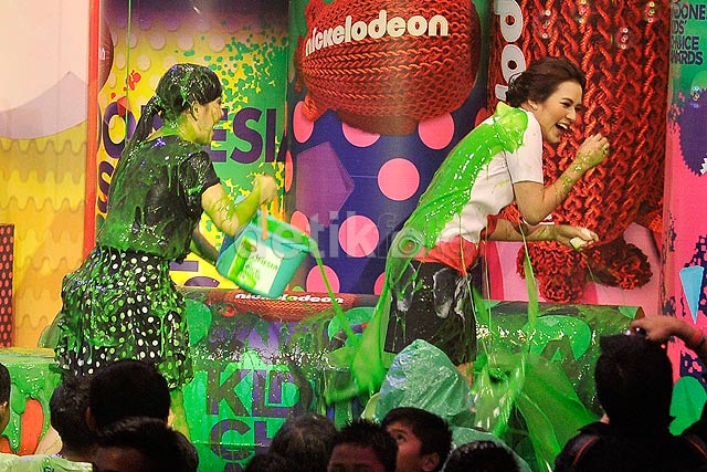 Syahrini diguyur lendir berwarna hijau di acara Nickelodeon Kids' Choice Awards yang digelar di Pondok Gede, Jakarta Timur, Rabu (10/6/2015) malam. Pool/Noel/detikFoto.