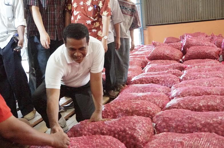 Blusukan, Mentan Amran Pamer Bawang Merah di Gudang Bulog