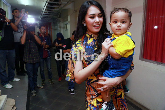 Kartika terlihat menggendong si buah hati usai melakukan syuting acara Rumpi di gedung TransTV, Tendean, Jakarta pada Jumat (19/6/2015).
