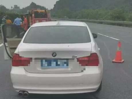 Memotret Suami Mengganti Ban, Wanita Ini Tewas Tersambar Mobil Memotret Suami Mengganti Ban, Wanita Ini Tewas Tersambar Mobil