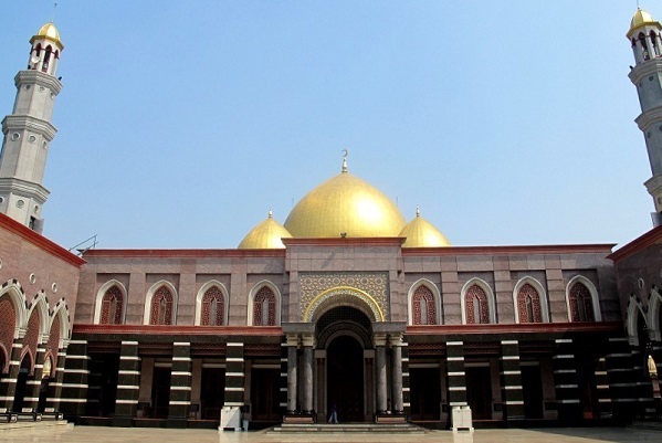 Masjid Kubah Emas & 4 Tempat Wisata Murah Meriah di Depok