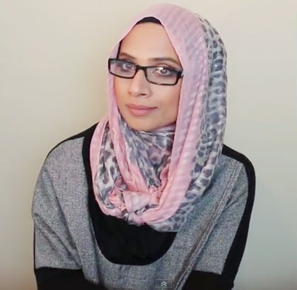 Tutorial Hijab Pashmina untuk Wanita Berkacamata 6