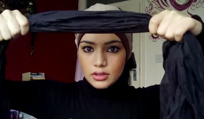 Tutorial Hijab Menutup Dada dengan Pashmina Crinkle Rawis 2