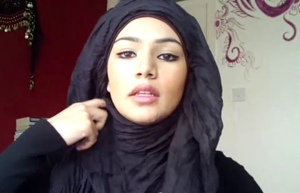 Tutorial Hijab Menutup Dada dengan Pashmina Crinkle Rawis 4