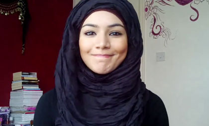 Tutorial Hijab Menutup Dada dengan Pashmina Crinkle Rawis 6