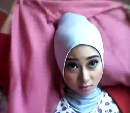 Tutorial Hijab Turban untuk Bergaya Unik ala Nina Septiani 2