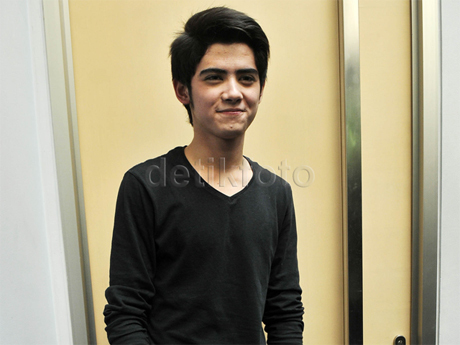 Aliando Pengen Gondrong, Tapi Takut Kayak Cewek http://images.detik.com/content/2015/08/11/230/alidalemnih.jpg