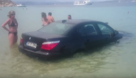 Salah Injak Pedal Gas, BMW Seri 5 Menyebur ke Pantai
