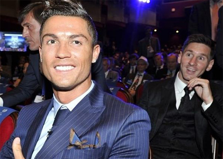 Kena! Photobomb Messi ke Ronaldo