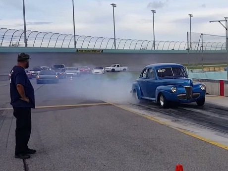 Wow, Kakek 82 Tahun Ini Drag Race Pakai Mobil yang Dia Oprek 50 Tahun Lalu Wow, Kakek 82 Tahun Ini Drag Race Pakai Mobil yang Dia Oprek 50 Tahun Lalu
