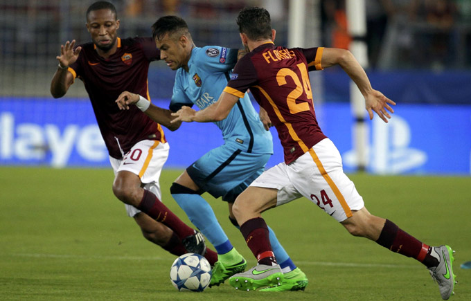 Neymar berusaha melewati Seydou Keita dan Alessandro Florenzi dalam pertandingan yang dihelat di Stadion Olimpico, Kamis (17/9) dinihari WIB. Max Rossi/Reuters/detikFoto.