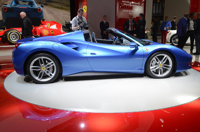 Mobil Beratap Terbuka Paling Dahsyat Ferrari