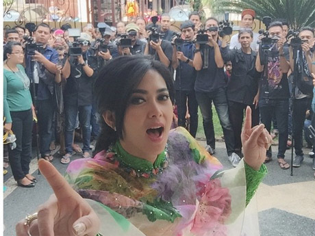 Syahrini yang Selalu Cetar Membahana http://images.detik.com/content/2015/09/24/230/syahrinidlm.jpg