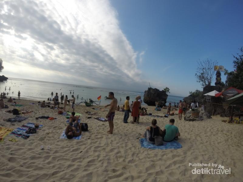 Santai Sore Bareng Bule di Pantai Padang-Padang Bali - 7