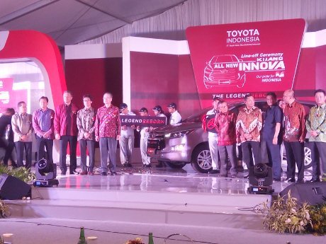 Menperin dan Direksi Rayakan Kehadiran Toyota Kijang Innova Baru
