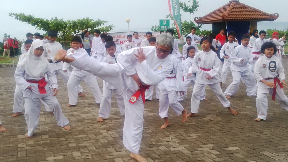 Ketika Bos Pertamina Melatih Pencak Silat di Lereng Gunung Purba