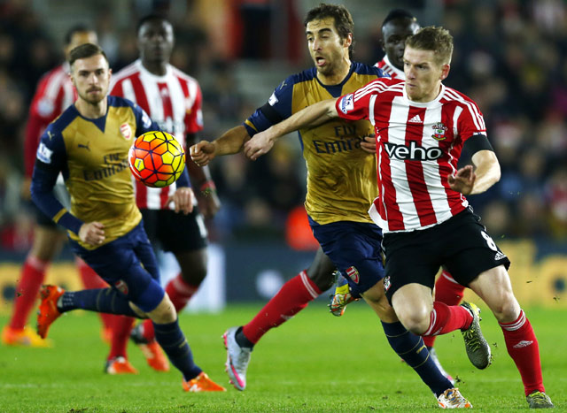 Steven Davis berusaha melewati pemain Arsenal dalam laga yang dihelat di St Mary's, Minggu (27/12/2015) dinihari WIB. Eddie Keogh/Reuters/detikFoto.