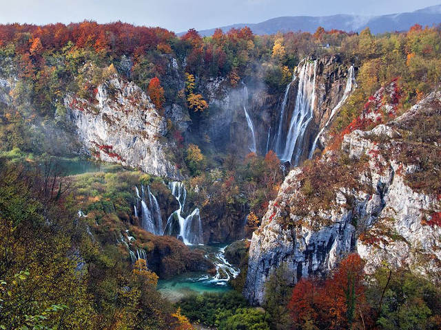 Pemandangan alam yang cantik, menyuguhkan air terjun di musim gugur yang terletak di taman nasional danau Plitvice, Kroasia. (kredit foto: National Geographic/Vedrana Tafra)