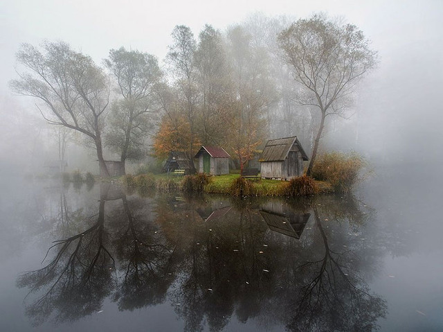 Sebuah pedesaan di Hungaria memperlihatkan rumah kecil yang diselimuti kabut seolah menggambarkan suasana yang sepi senyap tak berpenduduk. (kredit foto: National Geographic/Gabor Dvornik)